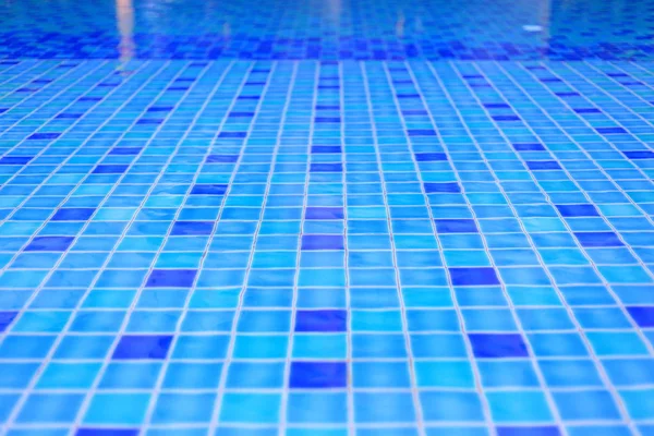 Carrelage intérieur de piscine de couleur bleue
